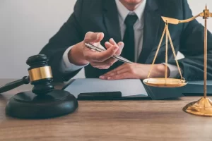 Como o trabalho de um detetive pode auxiliar um advogado?