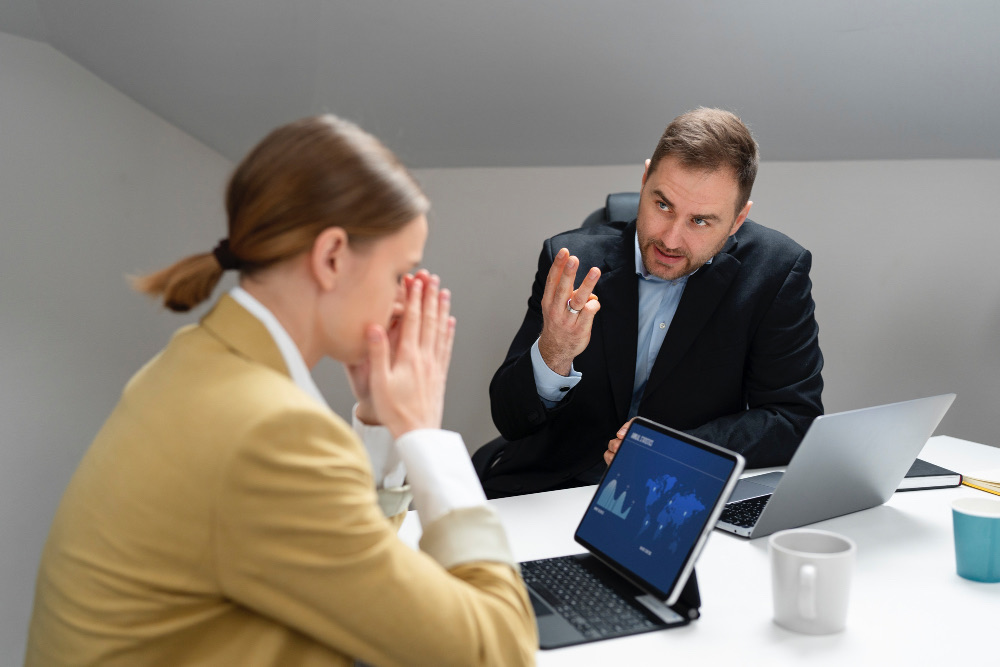 Evidencia-detetive-Como identificar e documentar assédio virtual no ambiente corporativo