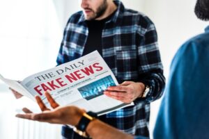 Ataques de difamação e fake news podem destruir reputações. Entenda como identificar os autores, preservar provas digitais e agir legalmente para proteger empresas e profissionais Grande